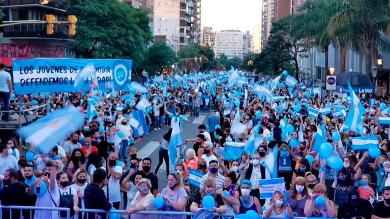 Caravana celeste por el Centro de Córdoba.