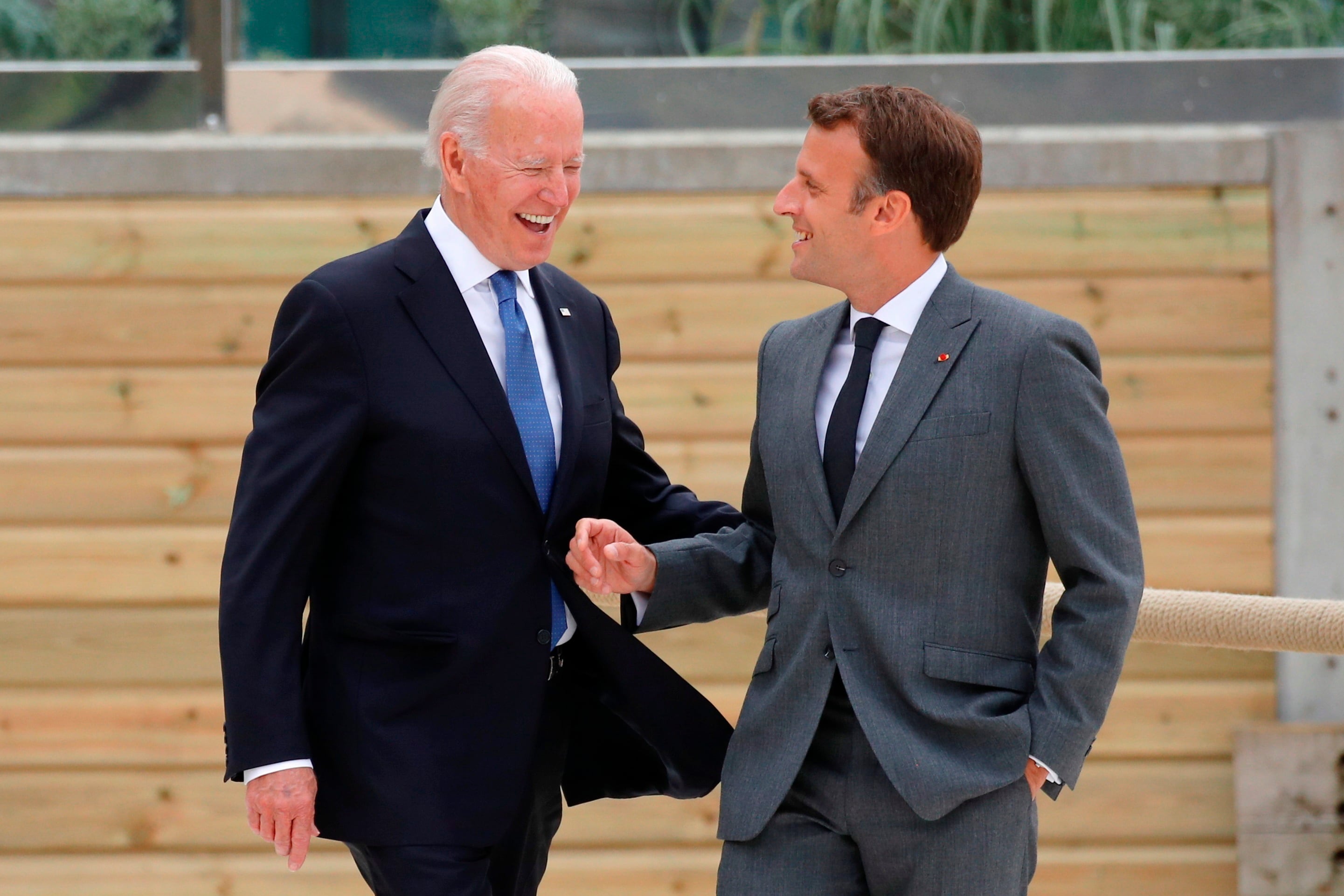 Carbis Bay (Reino Unido), 11/06/2021.- El presidente de Estados Unidos, Joe Biden (izq.), Y el presidente de Francia, Emmanuel Macron, caminan por el malecón durante la cumbre del G7 en Carbis Bay, Cornwall, Gran Bretaña, 11 de junio de 2021. EFE/EPA/PHIL NOBLE / POOL
