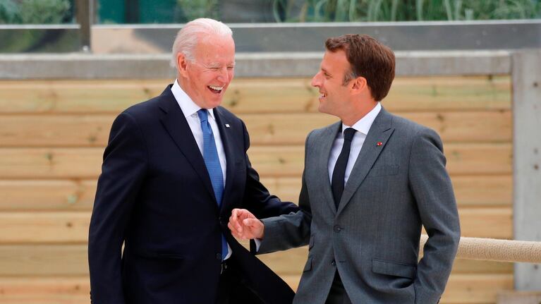 Carbis Bay (Reino Unido), 11/06/2021.- El presidente de Estados Unidos, Joe Biden (izq.), Y el presidente de Francia, Emmanuel Macron, caminan por el malecón durante la cumbre del G7 en Carbis Bay, Cornwall, Gran Bretaña, 11 de junio de 2021. EFE/EPA/PHIL NOBLE / POOL