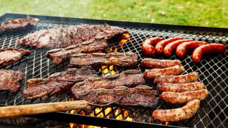 “¿Carbón de Alaska?”: comió un asado con los amigos y se enfureció cuando le pasaron la cuenta