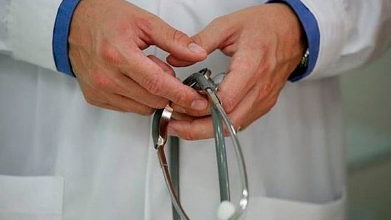 Cardiólogos advierten: el “test del pulgar” para detectar aneurisma no tiene rigor científico
