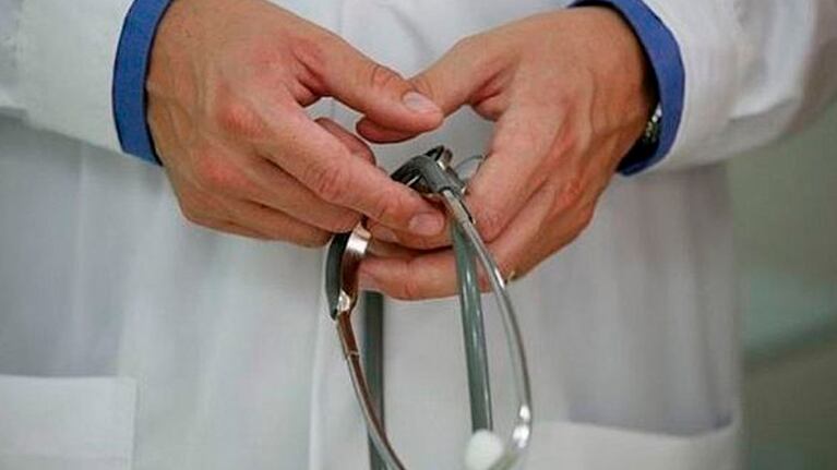 Cardiólogos advierten que el “test del pulgar” para detectar aneurisma no tiene rigor científico