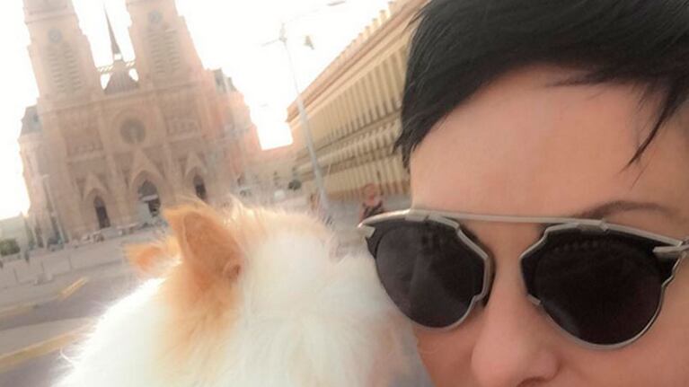 Cardone y su gato embalsamado, en Luján.