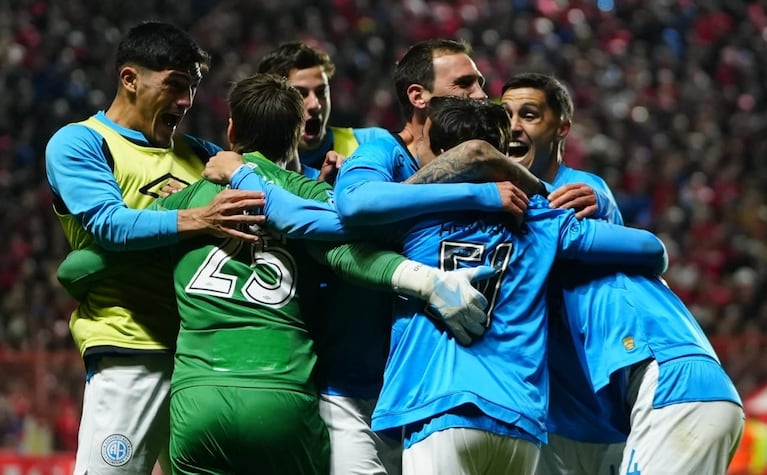 Cardozo y Hernandes encabezan el abrazo histórico en La Paternal. Foto: Lucio Casalla / El Doce.