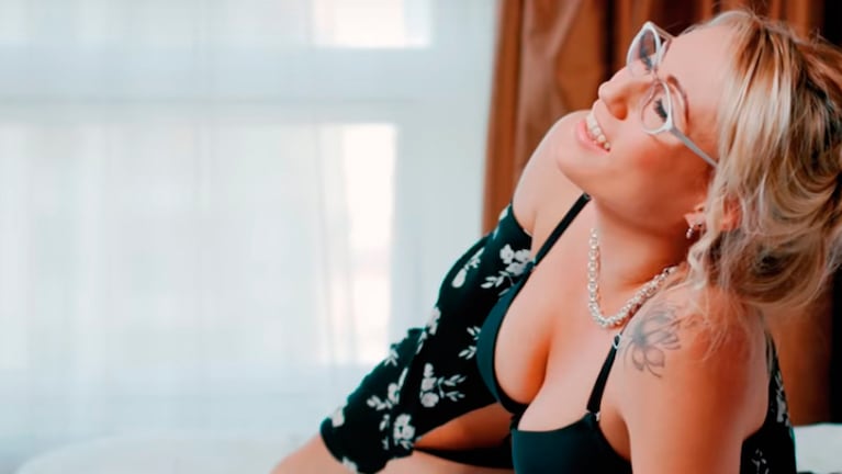 Carla Dogliani, sensual en su primer video clip "La Usurpadora".
