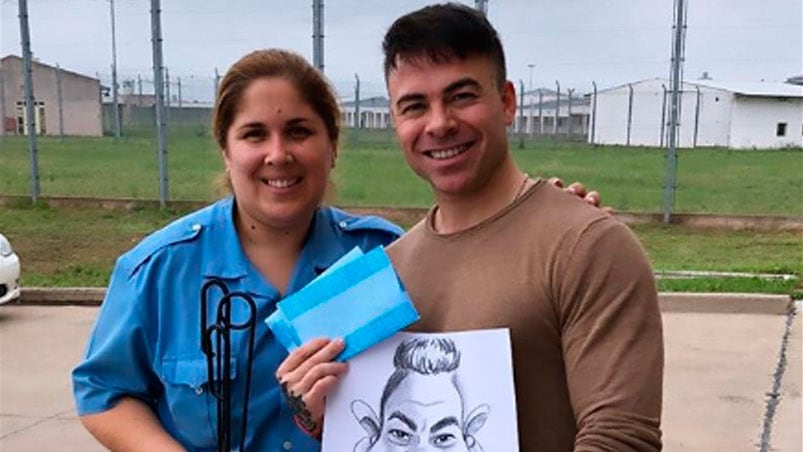 Carli junto a una guardia penitenciaria, con los regalos hechos por las internas.