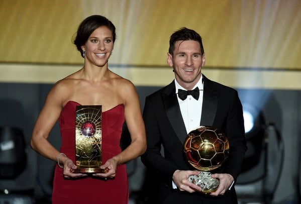 Carli Lloyd, mejor jugadora femenina del 2015, junto a Messi.