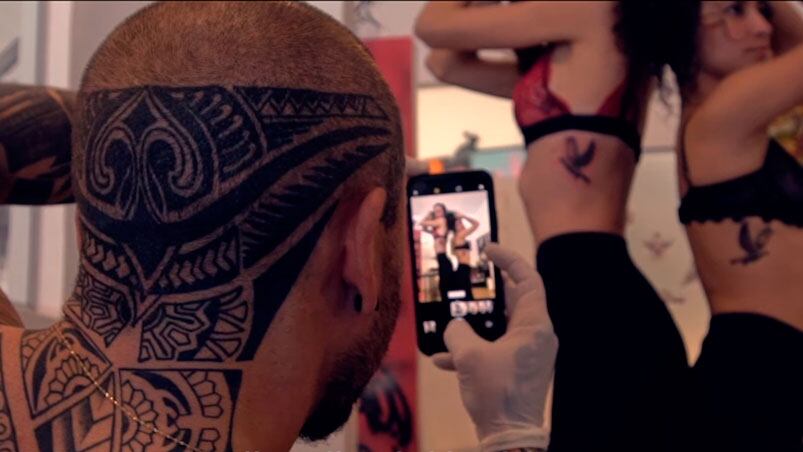 Carli se pone en el papel de tatuador para sellar con tinta este amor.