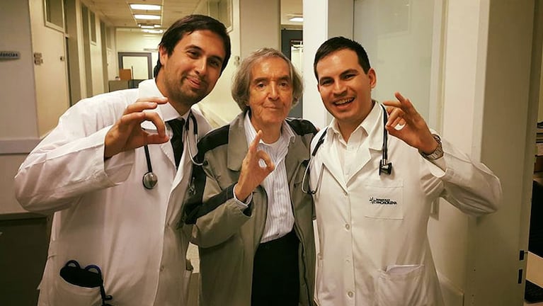 Carlitos Balá alegró a médicos y pacientes del Sanatorio.