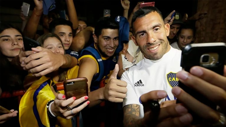 Carlitos se mostró muy simpático con la hinchada santafesina del Xeneize.