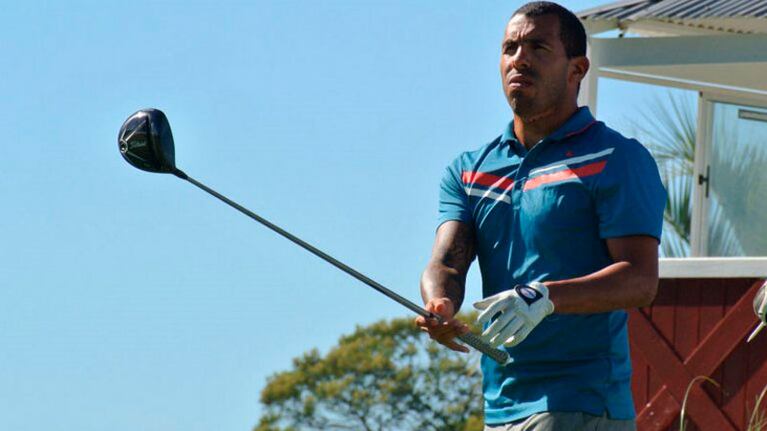 Carlitos Tévez no deja de ser solidario ni en sus vacaciones. Foto: La Nación.
