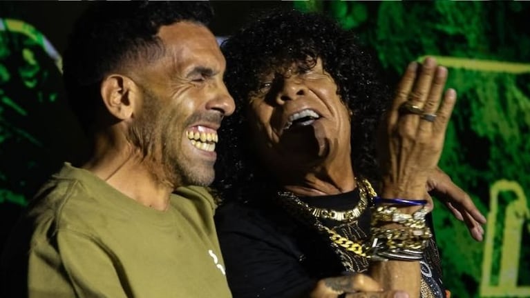 Carlitos visitó a La Mona en su Baile más grande del Universo en La Plata.