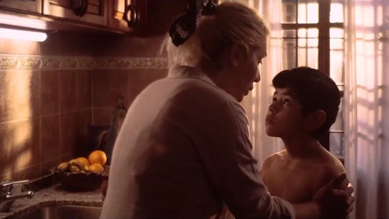 Carlitos y su mamá Esilda, representados en un corto ficcional.