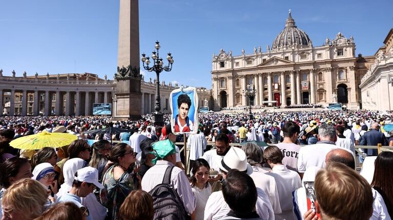 Carlo Acutis, el Santo millenial fue canonizado en la plaza San Padro.