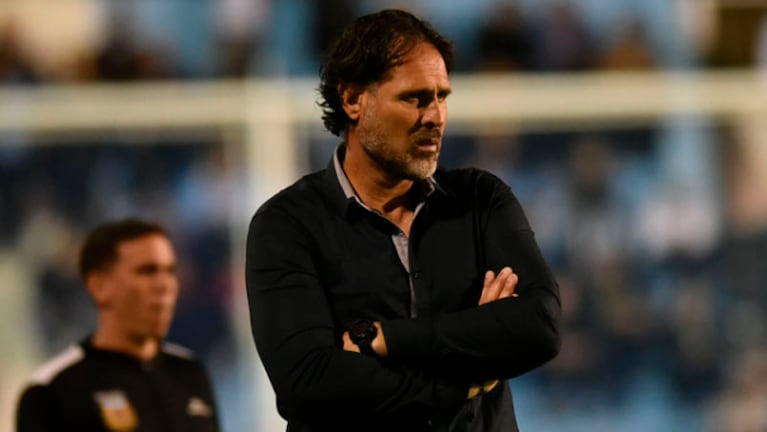 Carlos Bossio renunció como entrenador tras la derrota con Quilmes.