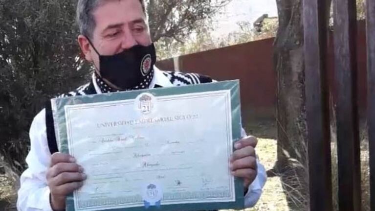 Carlos cumplió su sueño después de los 50 años.