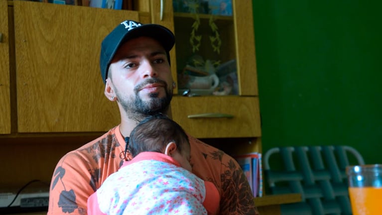 Carlos Duarte, en su lucha diaria contra las drogas, aferrado a su hija.