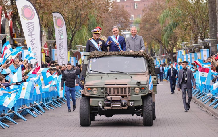 Carlos Paz fue epicentro del tradicional desfile cívico-miliar por el 25 de mayo.