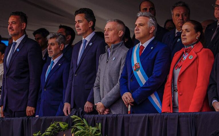 Carlos Paz fue epicentro del tradicional desfile cívico-miliar por el 25 de mayo.
