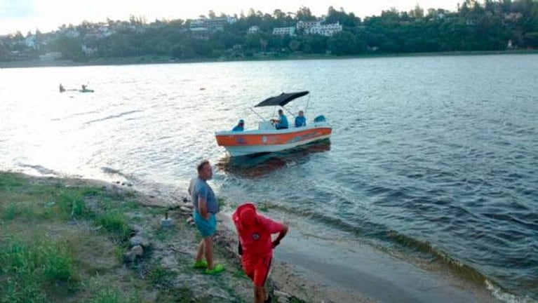 Carlos Paz: se hundió su lancha en pleno lago San Roque y fueron rescatados