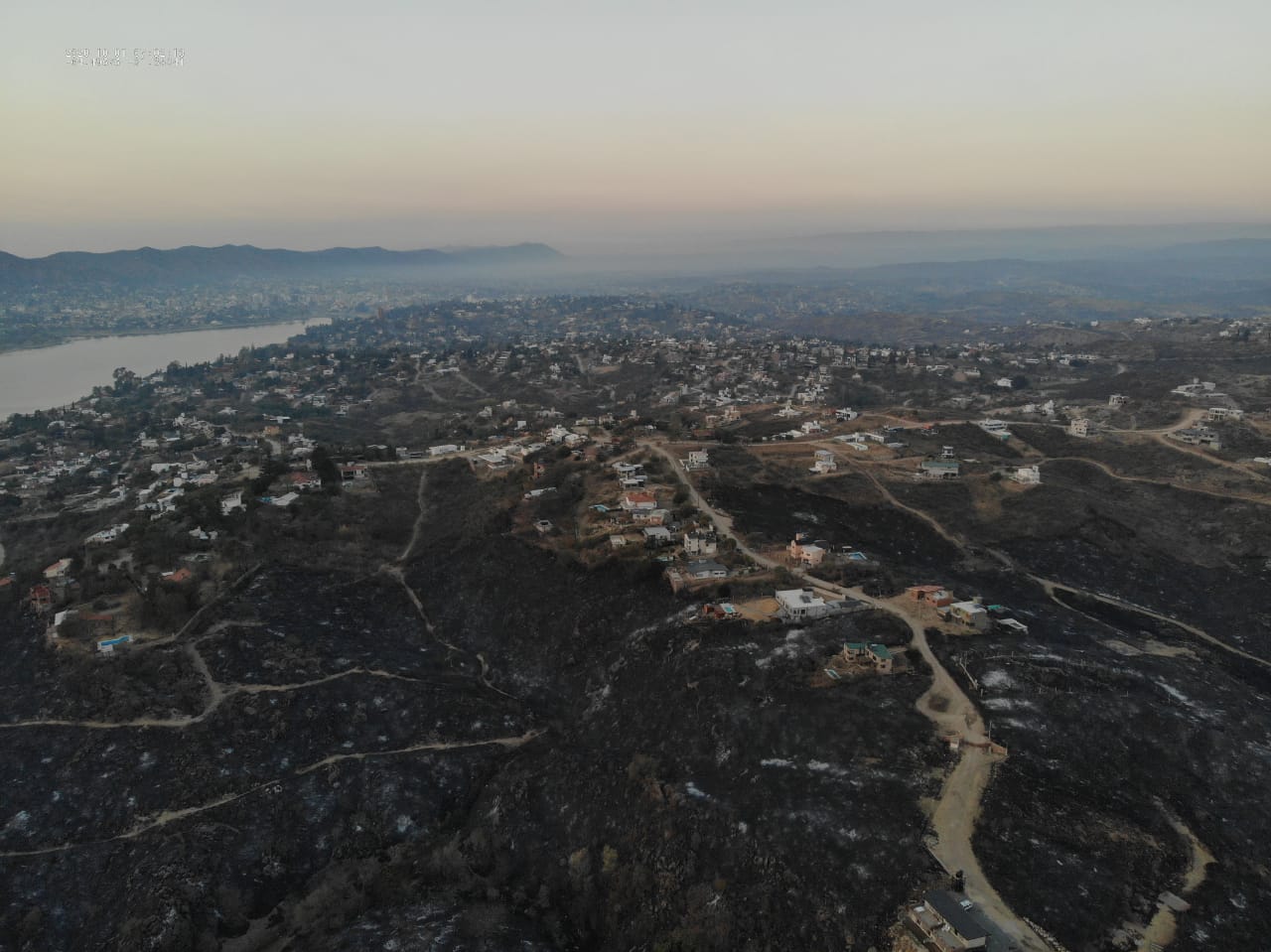 Carlos Paz y alrededores, desde el aire tras el incendio. / Foto: GP Soluciones