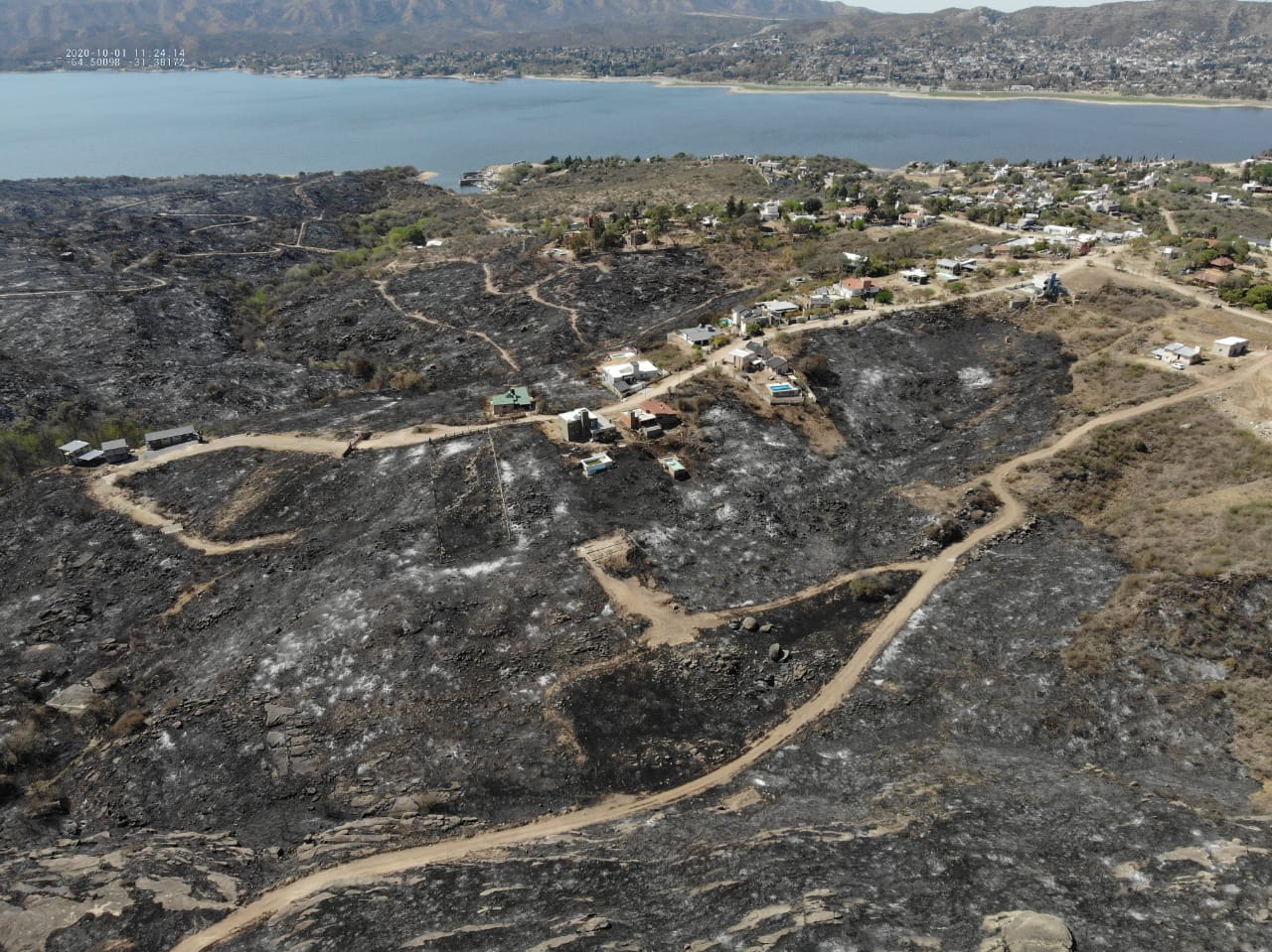 Carlos Paz y alrededores, desde el aire tras el incendio. / Foto: GP Soluciones