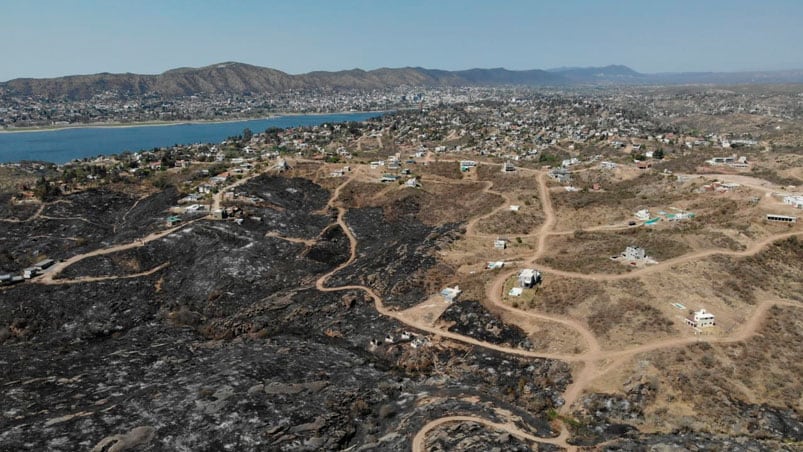 Carlos Paz y alrededores, desde el aire tras el incendio. / Foto: GP Soluciones