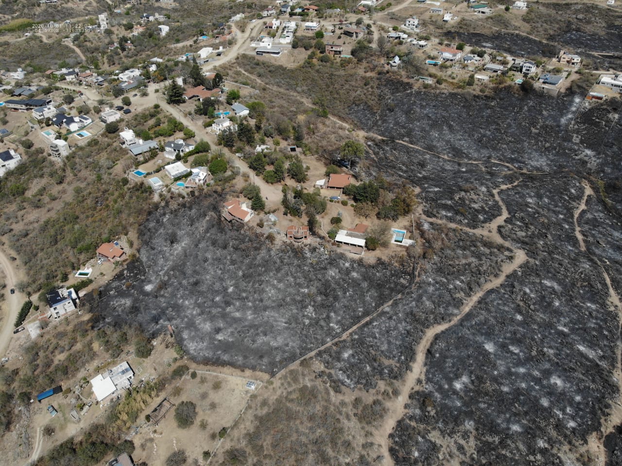 Carlos Paz y alrededores, desde el aire tras el incendio. / Foto: GP Soluciones