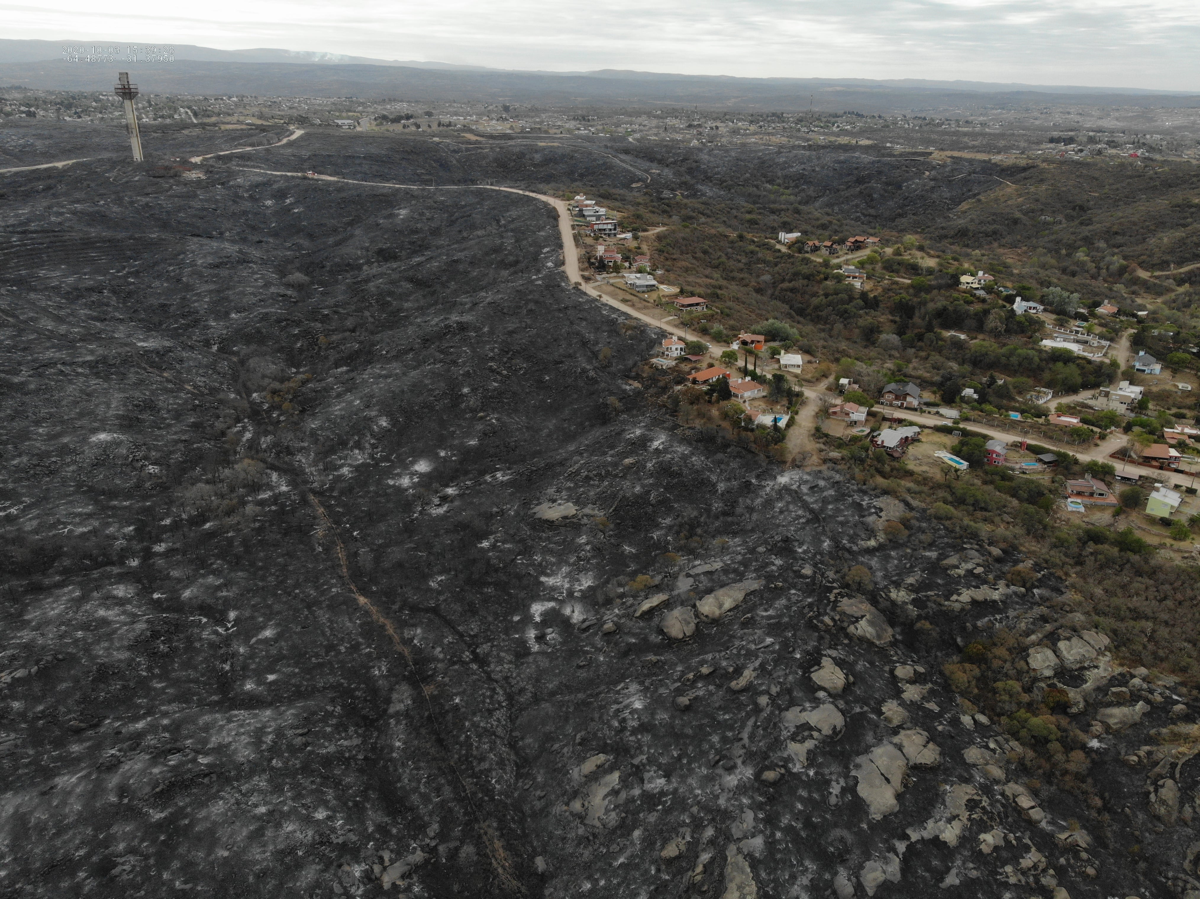 Carlos Paz y alrededores, desde el aire tras el incendio. / Foto: GP Soluciones