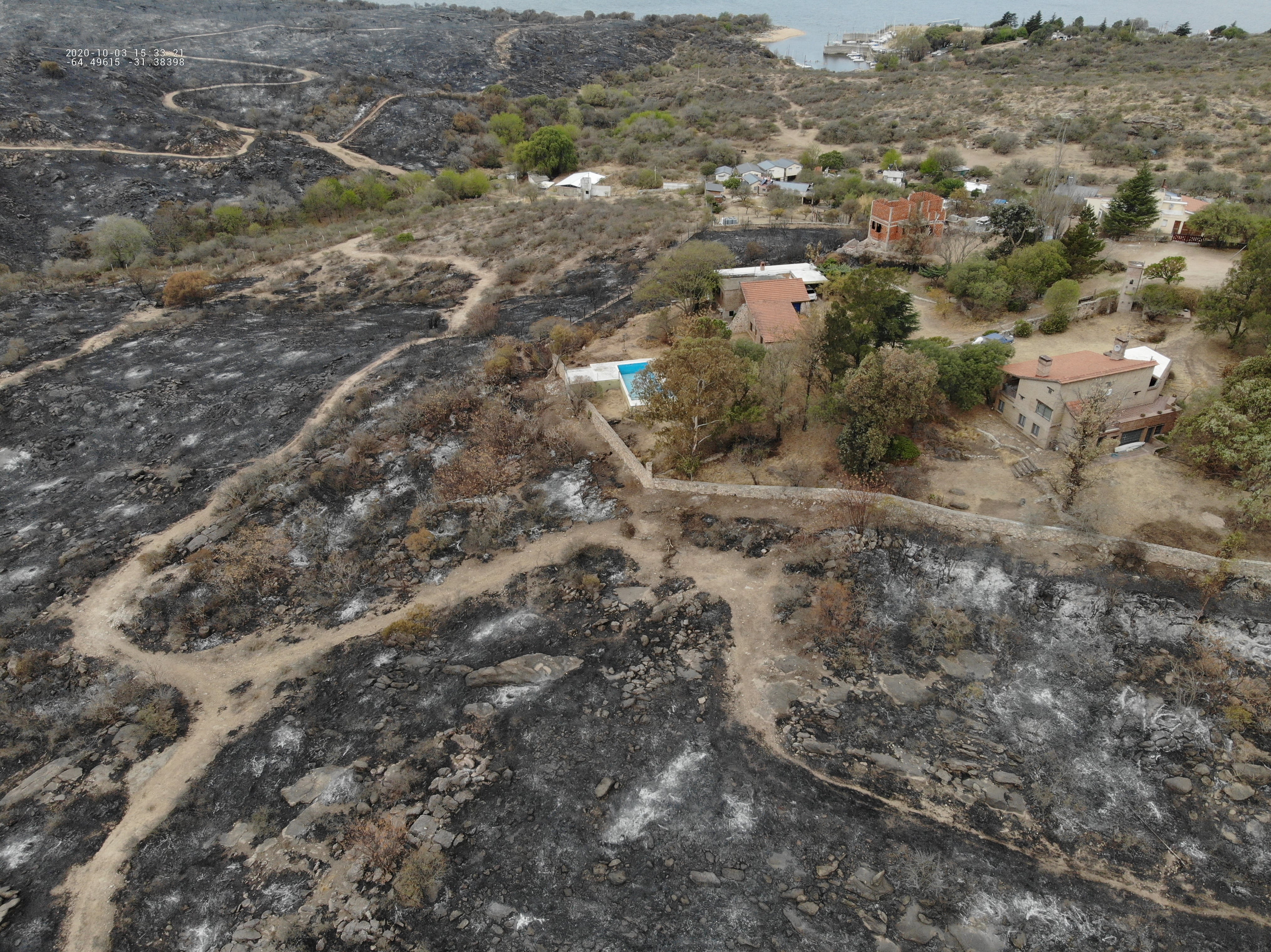 Carlos Paz y alrededores, desde el aire tras el incendio. / Foto: GP Soluciones