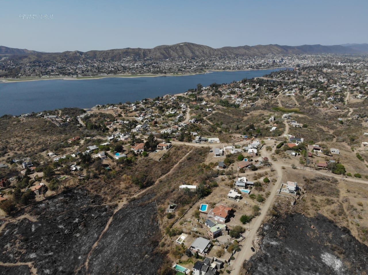 Carlos Paz y alrededores, desde el aire tras el incendio. / Foto: GP Soluciones