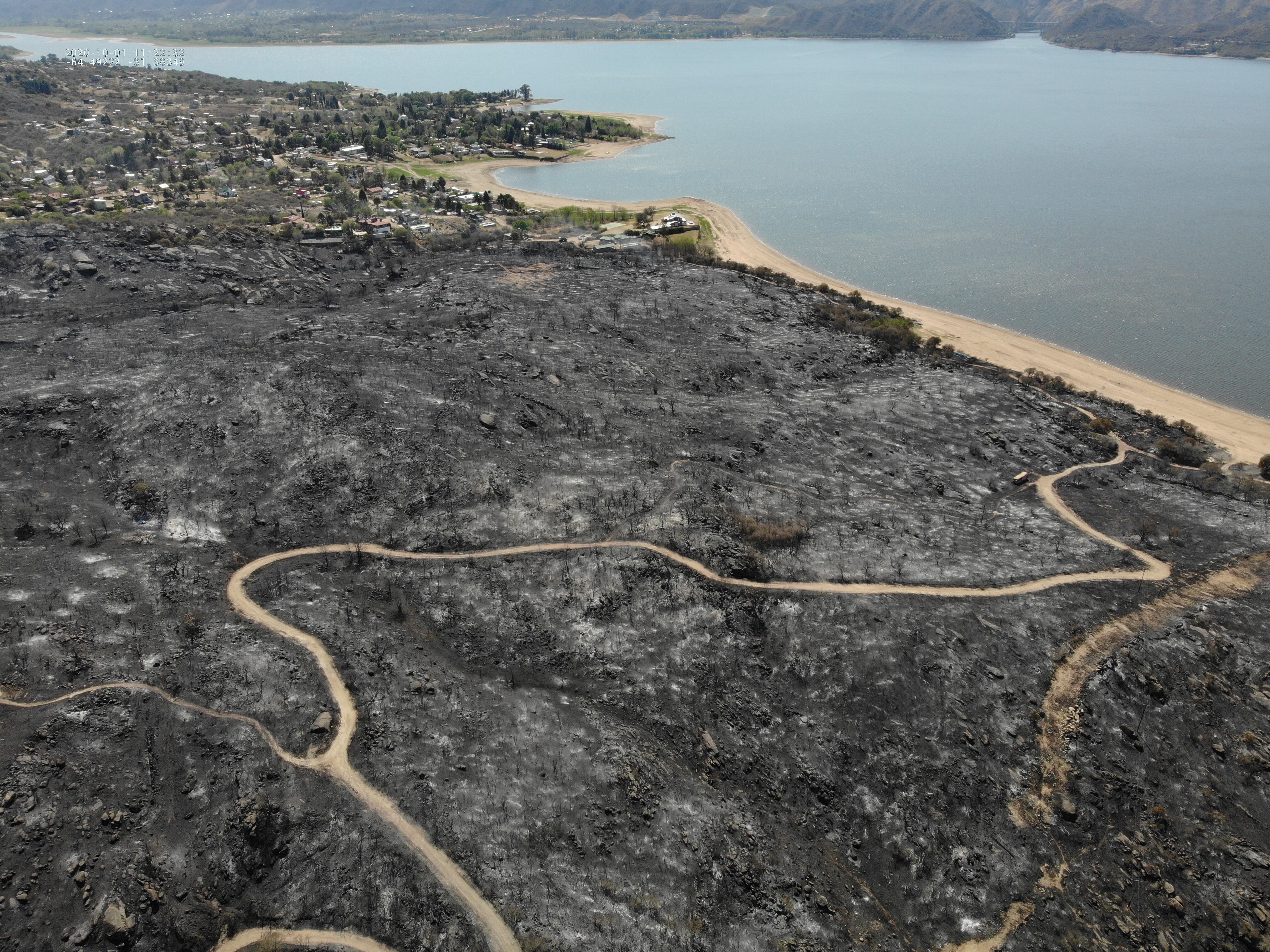 Carlos Paz y alrededores, desde el aire tras el incendio. / Foto: GP Soluciones