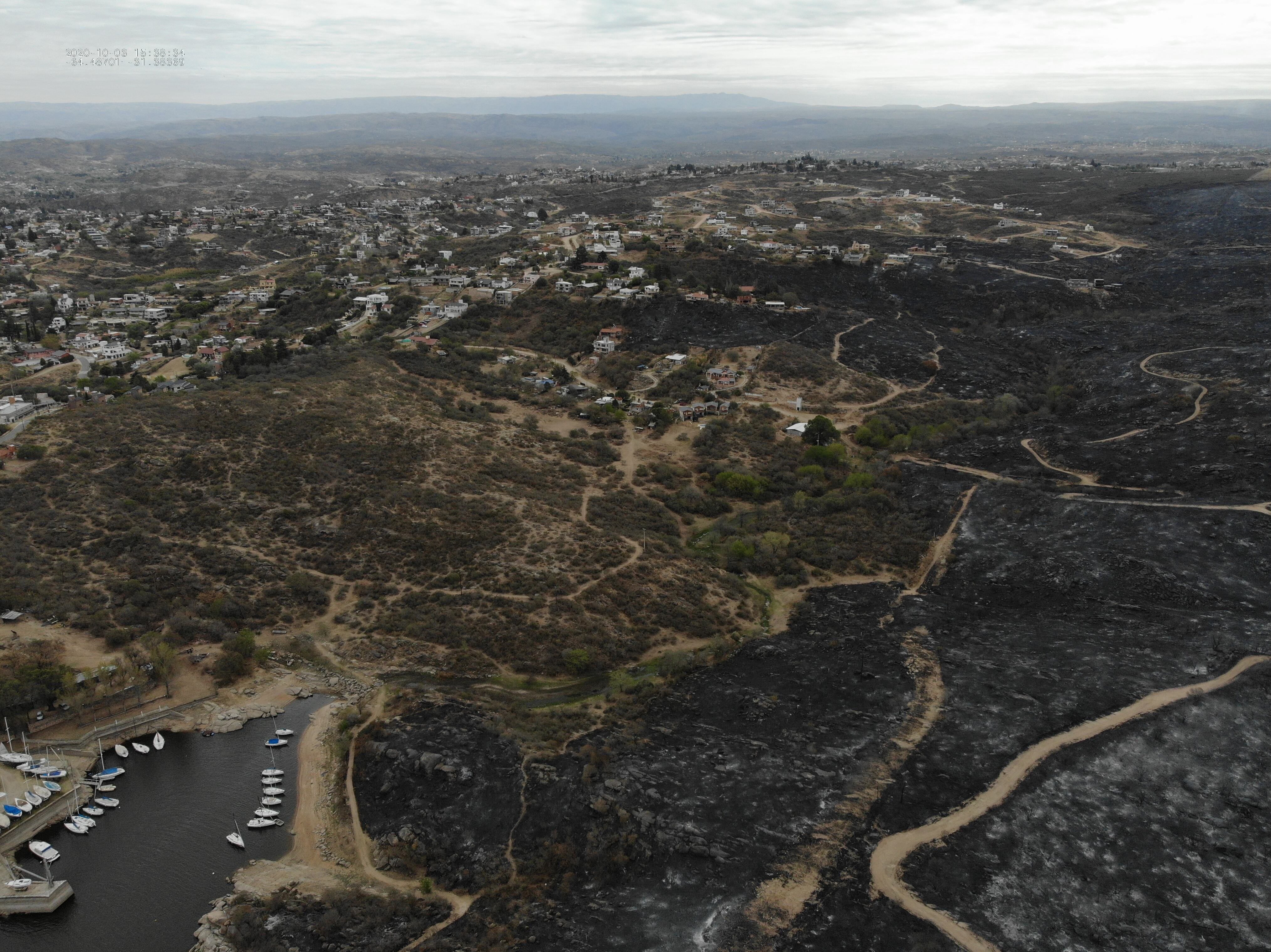 Carlos Paz y alrededores, desde el aire tras el incendio. / Foto: GP Soluciones