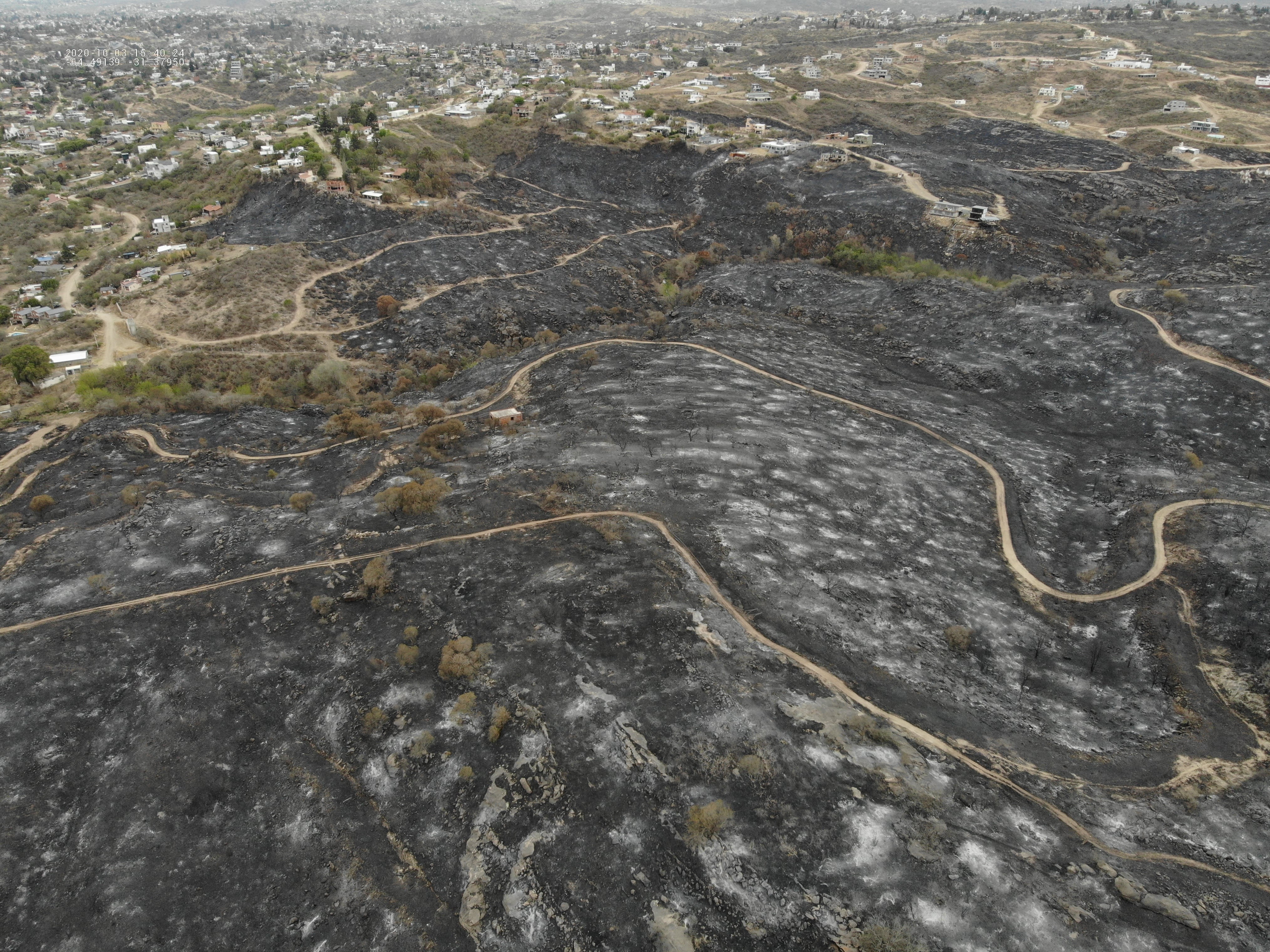 Carlos Paz y alrededores, desde el aire tras el incendio. / Foto: GP Soluciones