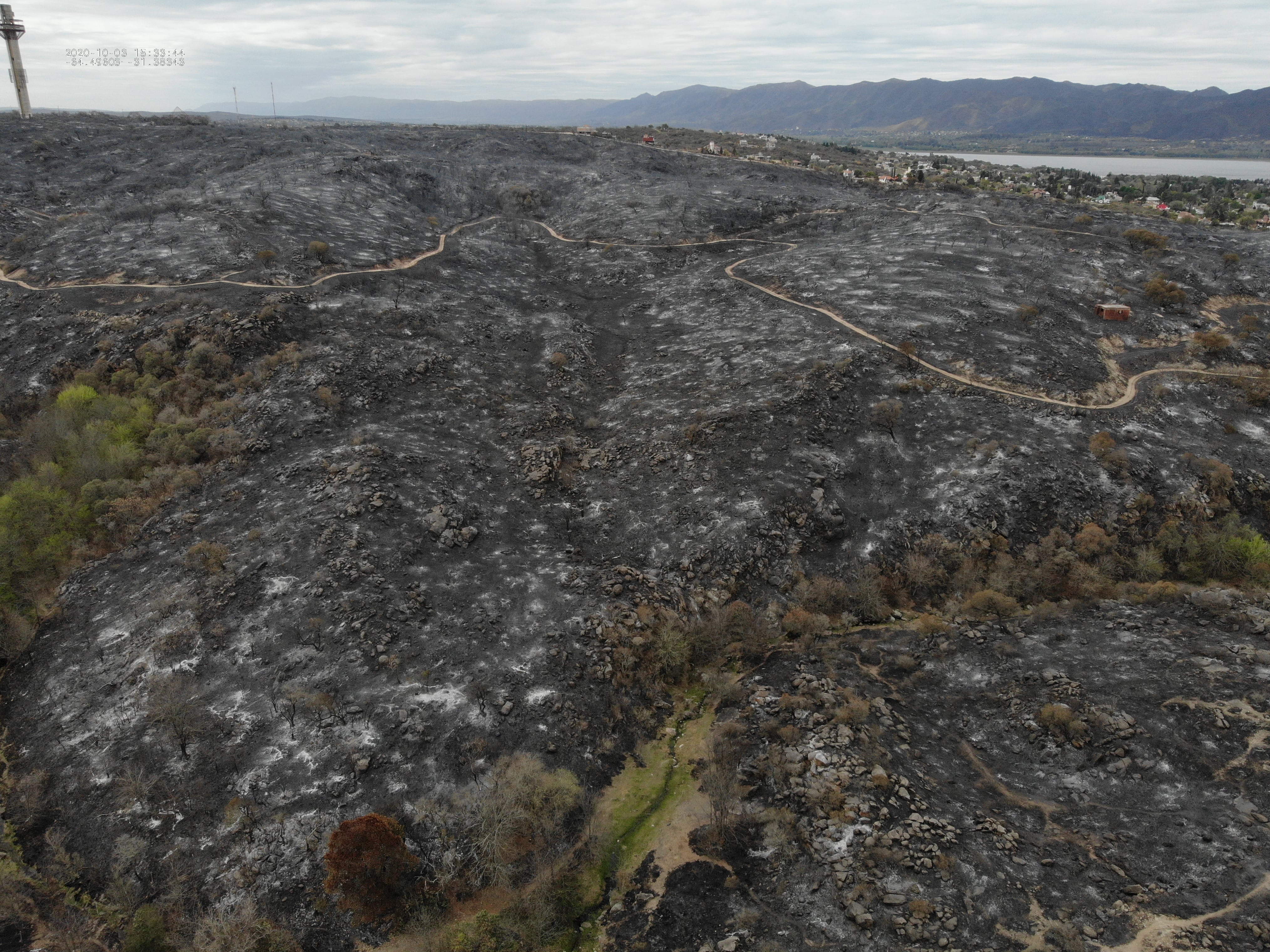 Carlos Paz y alrededores, desde el aire tras el incendio. / Foto: GP Soluciones