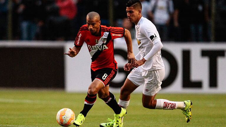 Carlos Sánchez fue uno de los puntos altos de River en Quito. Foto: Clarín.