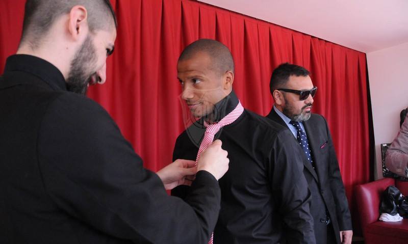 Carlos Sánchez se prueba la corbata. Foto: www.cariverplate.com.ar