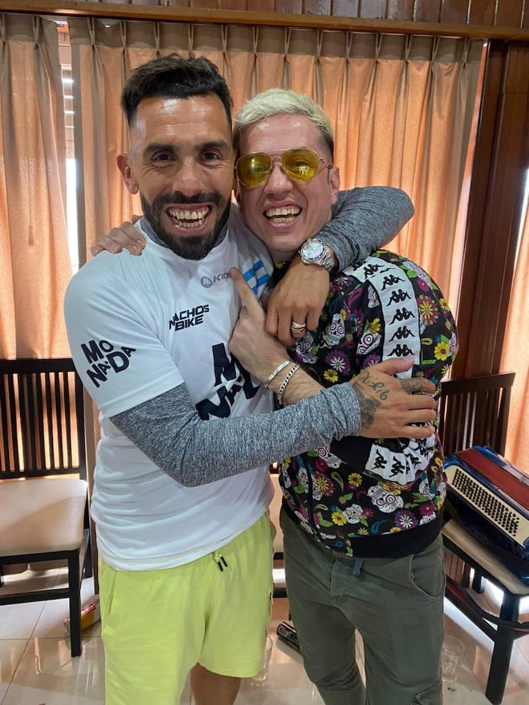 Carlos Tévez bailó con Monada y dijo que su música le "llegó al corazón"