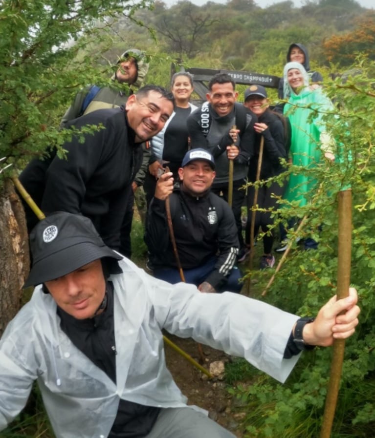Carlos Tevez durante su excursión al Champaquí.