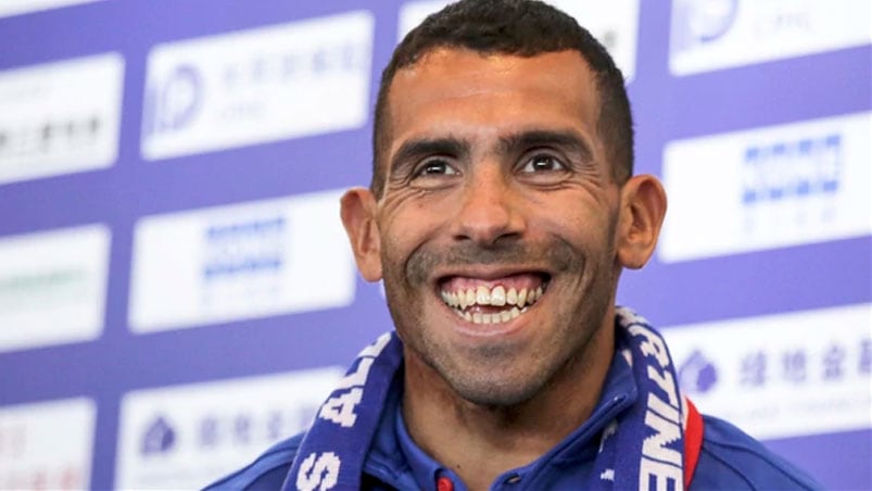 Carlos Tevez está en Argentina y hace rugir su ostentoso auto. 