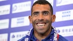 Carlos Tevez está en Argentina y hace rugir su ostentoso auto. 