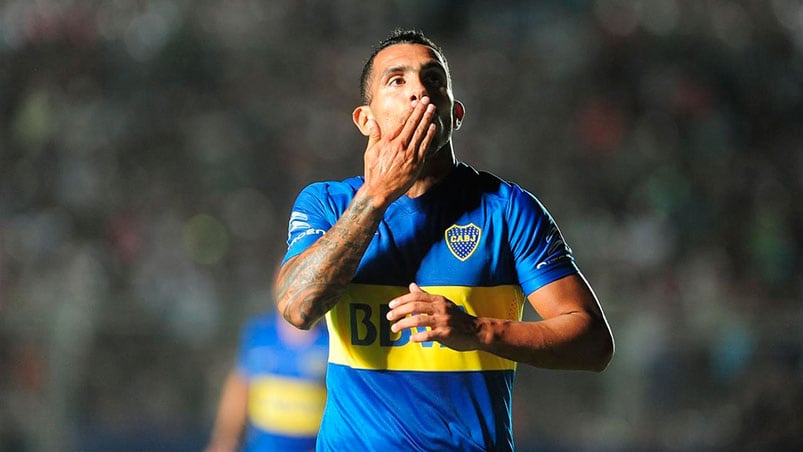 Carlos Tévez le tira un beso a la tribuna. Su gol le da respiro a todo Boca. Foto: Clarín