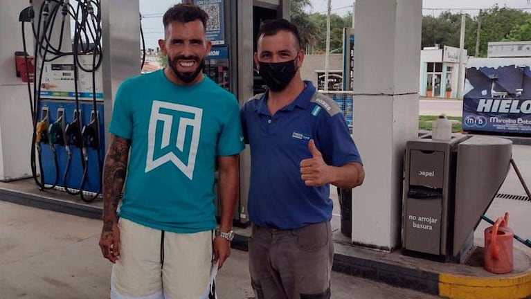 Carlos Tévez sorprendió a todos mientras cargaba nafta en el interior de Córdoba