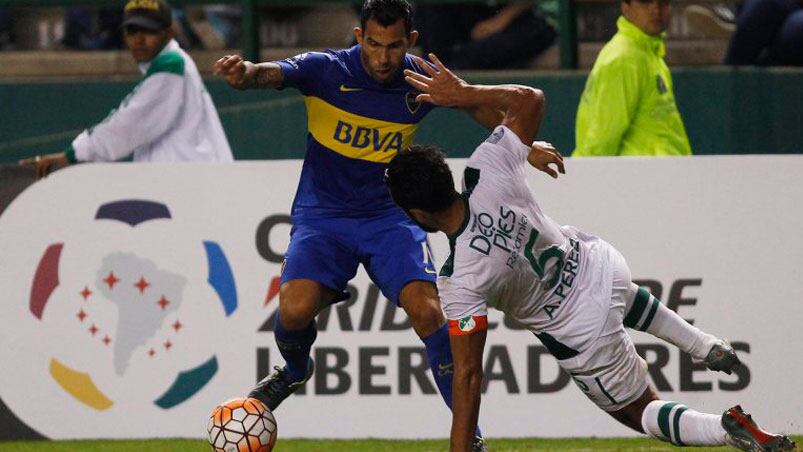 Carlos Tevez, una de las víctimas preferidas de las patadas colombianas. Foto: Reuters