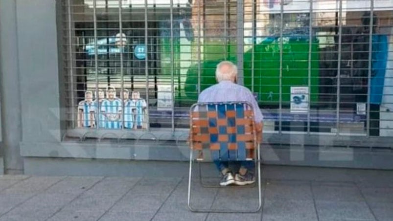 Carlos tiene 82 años, es hincha de Chacarita y simpatizante de Patronato.