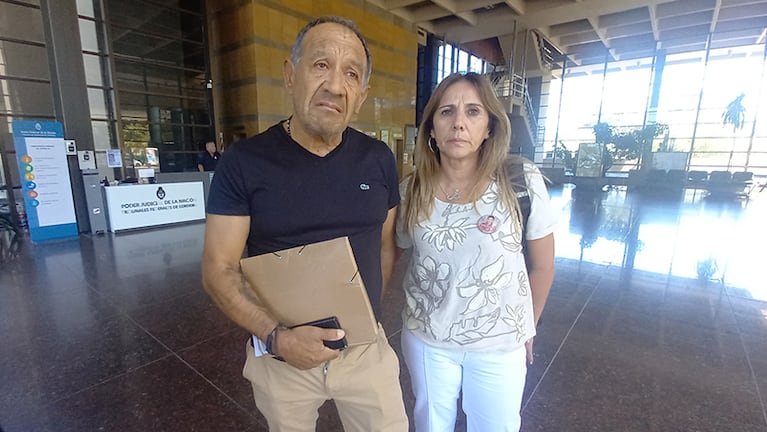 Carlos y Mónica, los padres de Santiago Aguilera, denunciaron penalmente al fiscal Senestrari.