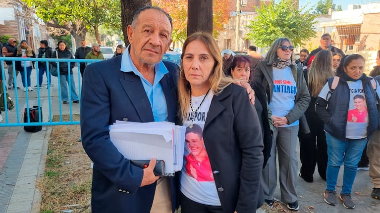 Carlos y Mónica, los padres de Santiago Aguilera tras escuchar el veredicto. Foto: Emmanuel Cuestas / El Doce.