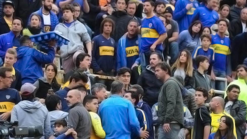 Carlos Zannini fue insultado por otros hinchas de Boca en la Bombonera. Foto: Clarín.