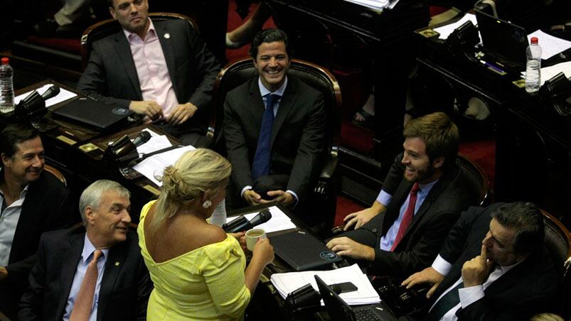 Carrió encabeza las sonrisas del oficialismo luego de un debate áspero.