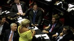 Carrió encabeza las sonrisas del oficialismo luego de un debate áspero.